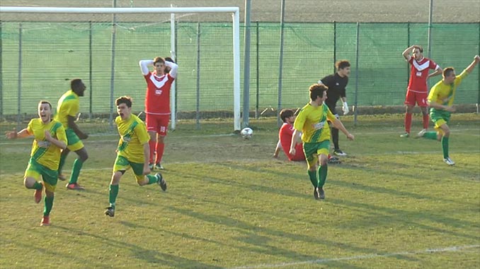 Un rigore fallito e due espulsioni, la squadra cede al 94'